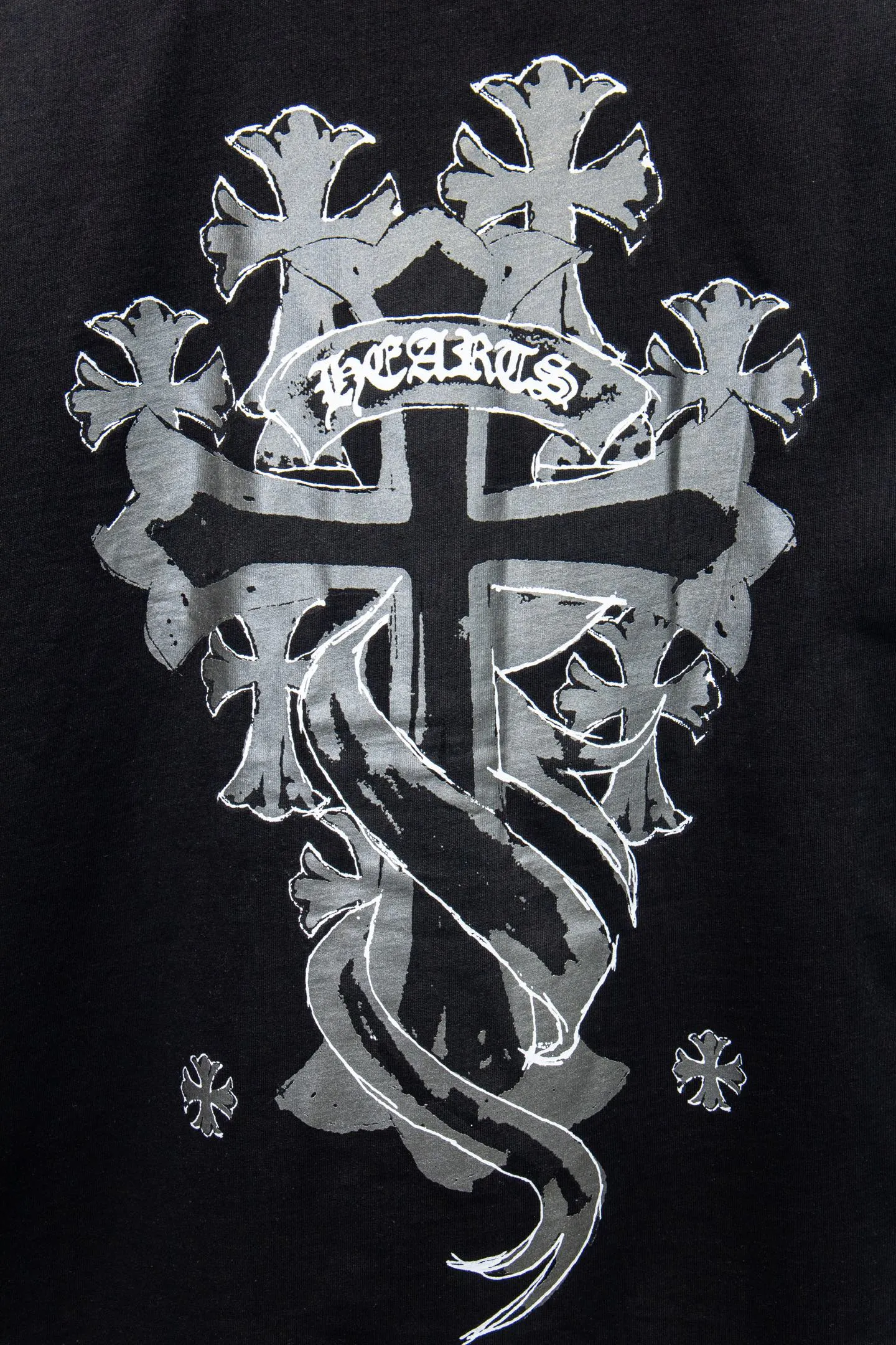 🅿️188 Style No.: 7249# Chrome hearts• 25ss ⚠YB custom-woven and custom-dyed fabrics, colors, prints, styles, accessories, hardware. The fabric is woven by imported machines. The uniqueness of the cloth texture creates a perfect garment effect. The fabric is made of 260-gram net cloth with 320-gram 1*1 ribs. 4-color environmentally friendly custom-dyed fabrics, threads in the same cylinder, no color difference.  Gradient graffiti on garments, hand-made graffiti technology on garments, the details of the collar, pockets, cuffs, and front and rear threads are clearly visible. The printing uses Japanese BROTHER white ink digital direct-injection garment printing. This model is a global limited edition. In order to present a product like a work of art, after a long period of repeated determination of details, a very high-standard garment is presented. The front chest is made of direct-injection printing environmentally friendly glue material, using a mechanized printing process. Mechanical printing has high precision, the positioning accuracy can reach ±0.02mm, and the quality is stable.   The body of the garment is processed with hand-nailed hardware elements, which greatly increases the interest of the garment and creates a unique visual effect. The special washing effect creates a unique aged effect.  Croix Heart Short Sleeve must be the first short-sleeved piece in spring and summer that blurs the boundaries of unisex style. It has a classic dropped shoulder oversize version and a loose and casual upper body.  Color: Black White Size: S M L XL